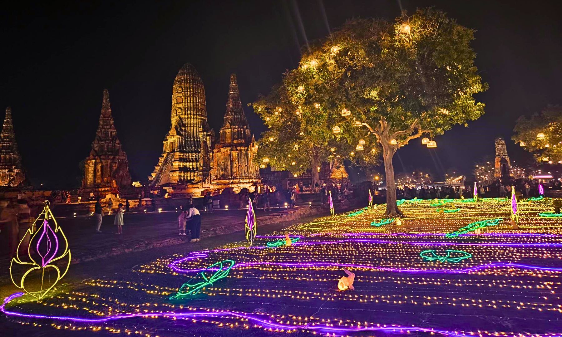 遺跡観光のあとは、期間限定イベント 「アユタヤ SUNDOWN」 をお楽しみください。